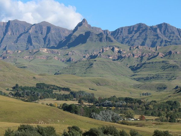 Quels sont les secrets pour une randonnée réussie dans les montagnes du Drakensberg, Afrique du Sud : équipements et itinéraires ?